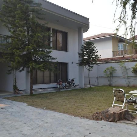 Royal Manor F-10 Bed and Breakfast Islamabad Eksteriør billede